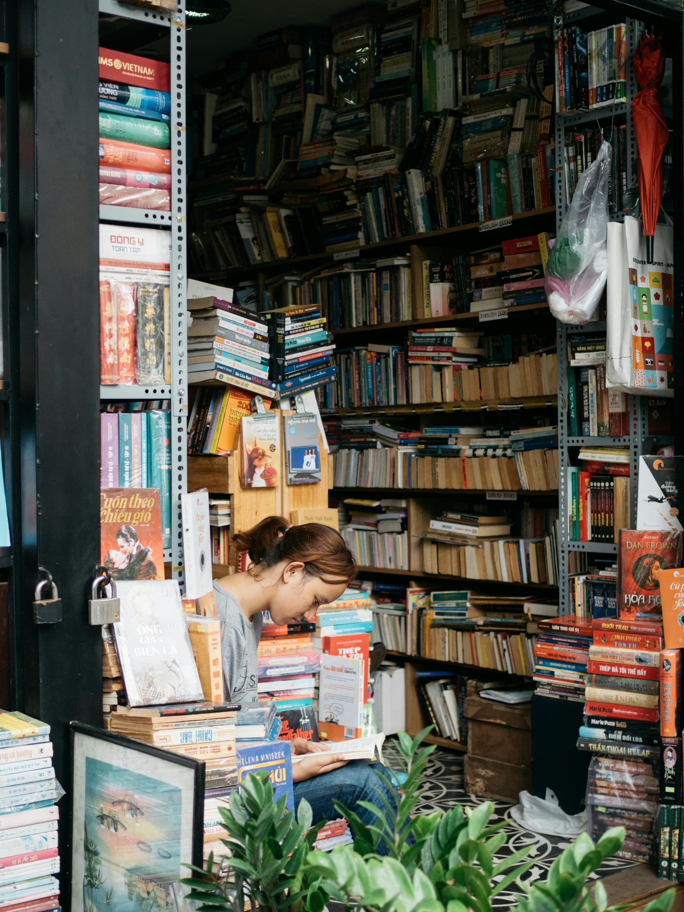 Cover image for Inside Abby's Library: 5 Books She Loved (And What to Read Next)